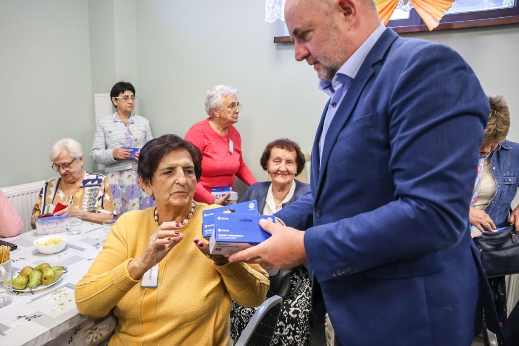 Wręczenie czujników dymu i czadu podopiecznym dziennego domu pobytu w Grudziądzu, fot. Szymon Zdziebło/tarantoga.pl dla UMWKP
