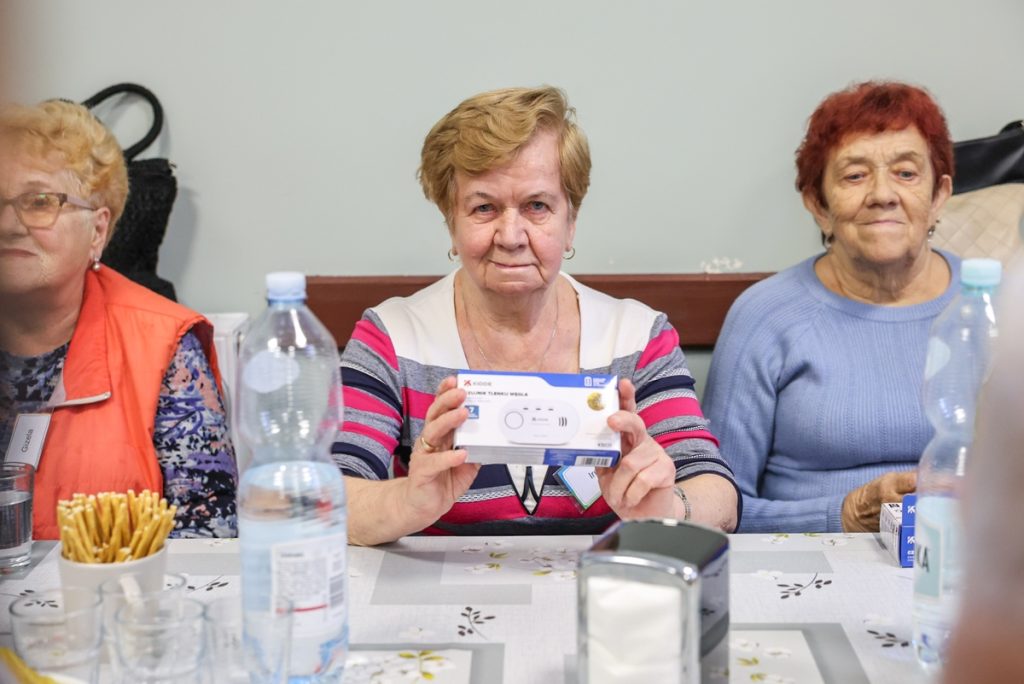 Wręczenie czujników dymu i czadu podopiecznym dziennego domu pobytu w Grudziądzu, fot. Szymon Zdziebło/tarantoga.pl dla UMWKP