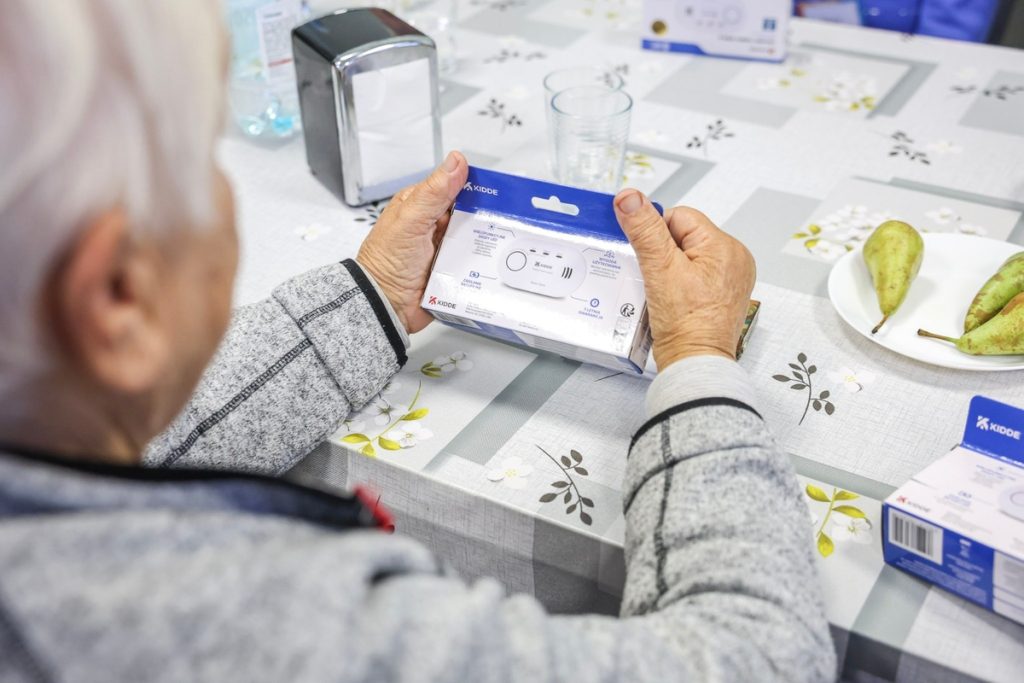 Wręczenie czujników dymu i czadu podopiecznym dziennego domu pobytu w Grudziądzu, fot. Szymon Zdziebło/tarantoga.pl dla UMWKP