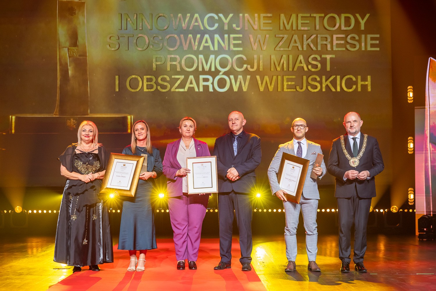 Laureaci Nagród Marszałka w kategorii „Innowacyjne metody stosowane w zakresie rozwoju i promocji miast i obszarów wiejskich”, fot. Szymon Zdziebło/tarantoga.pl dla UMWKP