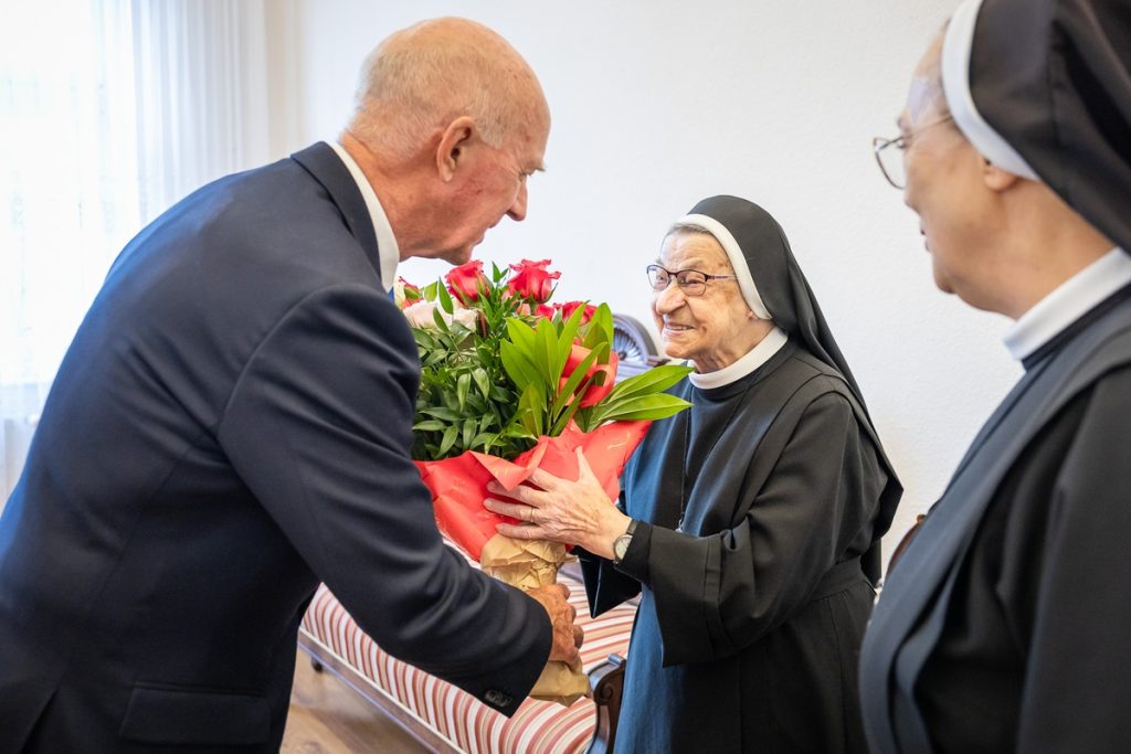 Wręczenie medalu Unitas Durat Elżbiecie Ustarbowskiej, fot. Szymon Zdziebło/tarantoga.pl dla UMWKP