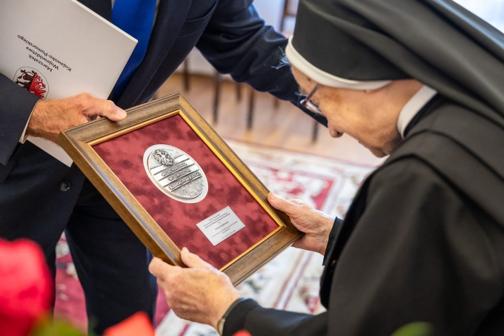 Wręczenie medalu Unitas Durat Elżbiecie Ustarbowskiej, fot. Szymon Zdziebło/tarantoga.pl dla UMWKP