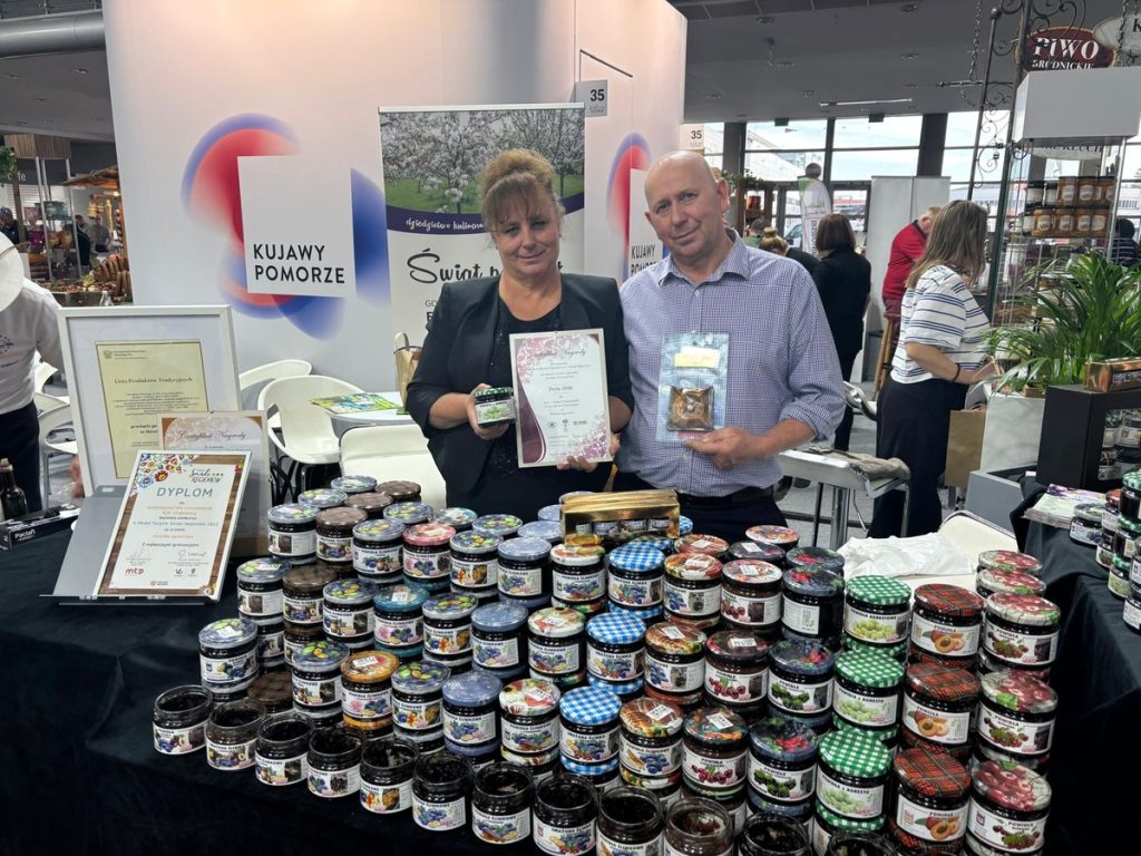 Ewa and Mieczysław Chabowski, owners of a fruit farm, photo: UMWKP