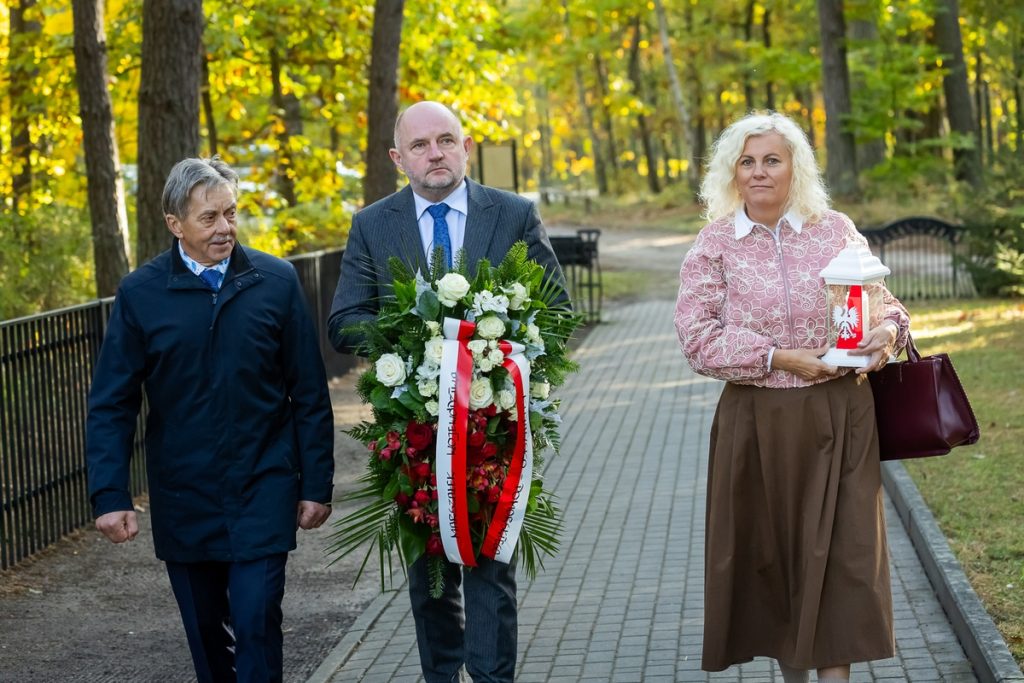 Złożenie kwiatów w miejscu pamięci w Mniszku, fot. Tomasz Czachorowski/eventphoto dlaUMWKP