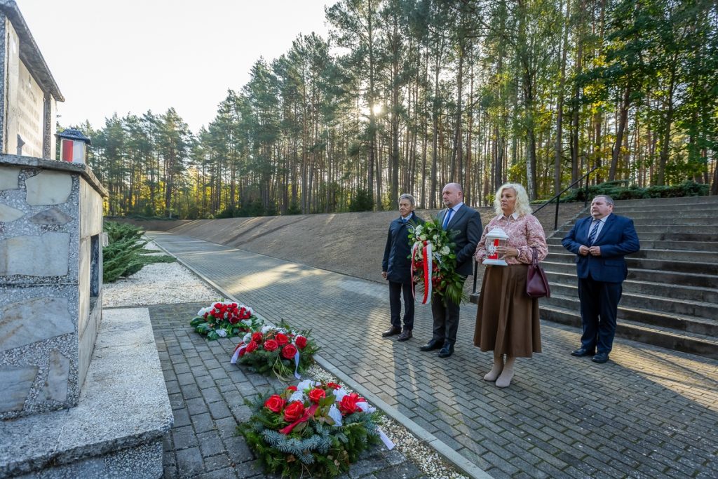 Złożenie kwiatów w miejscu pamięci w Mniszku, fot. Tomasz Czachorowski/eventphoto dlaUMWKP