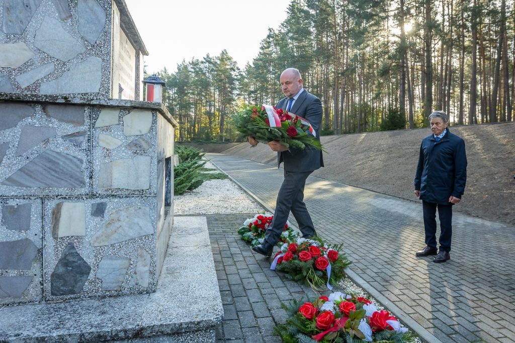 Złożenie kwiatów w miejscu pamięci w Mniszku, fot. Tomasz Czachorowski/eventphoto dlaUMWKP