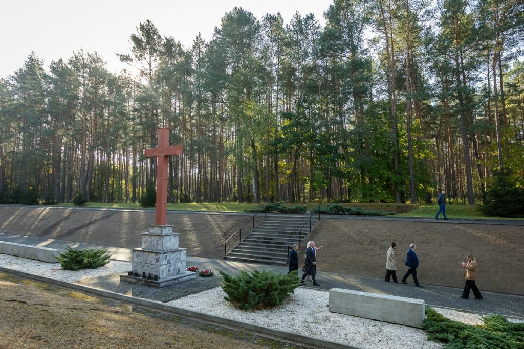 Złożenie kwiatów w miejscu pamięci w Mniszku, fot. Tomasz Czachorowski/eventphoto dlaUMWKP