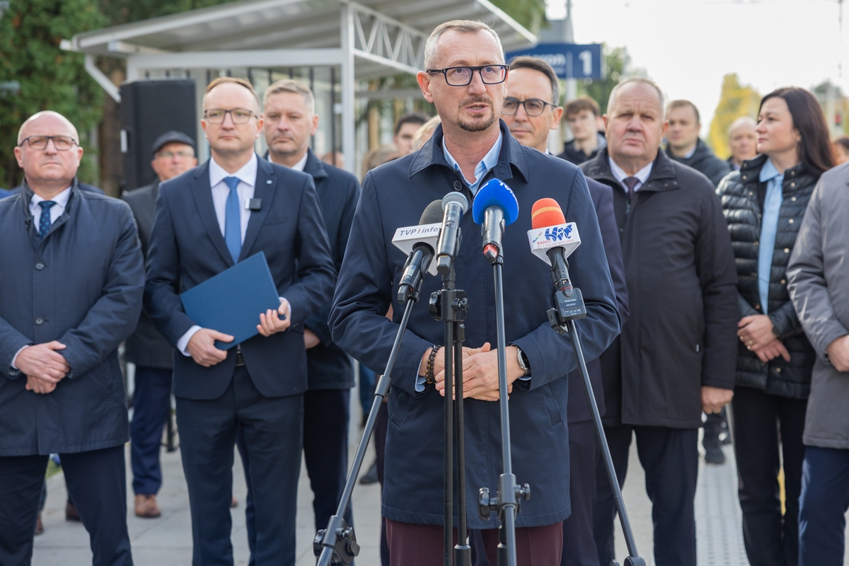 Podpisanie umowy na remont dworca w Ciechocinku, fot. Mikołaj Kuras dla UMWKP