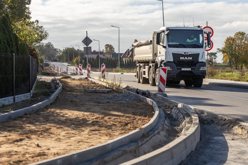 Modernizacja DW 268 i budowa ścieżki rowerowej, fot. Szymon Zdziebło/tarantoga.pl dla UMWKP