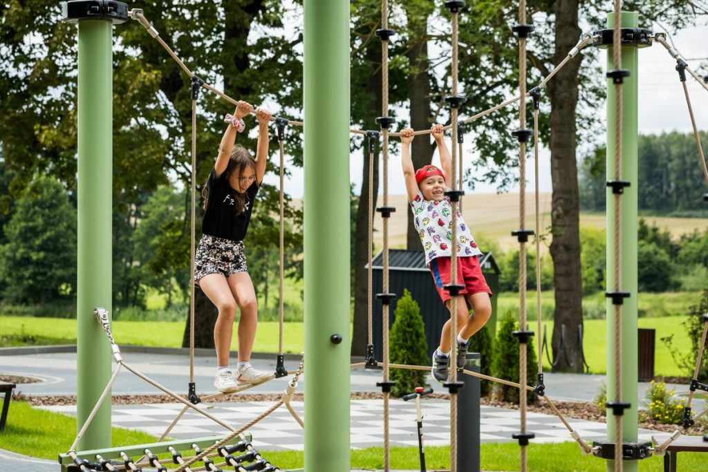 Plac zabaw z zmodernizowanym parku w Kamieniu Krajeńskim (powiat sępoleński). Fot. Tomasz Czachorowski eventphoto.com.pl dla UMWKP