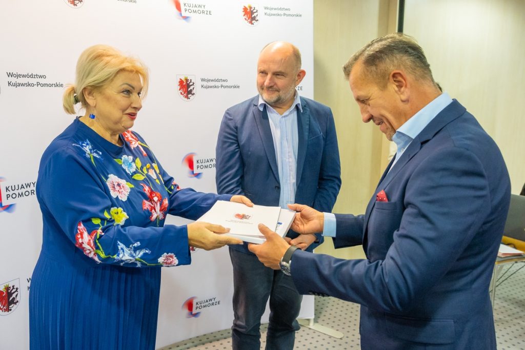 Wręczenie umów w ramach PS WPR. fot. Mikołaj Kuras dla UMWKP