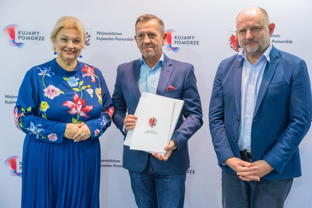 Wręczenie umów w ramach PS WPR. fot. Mikołaj Kuras dla UMWKP