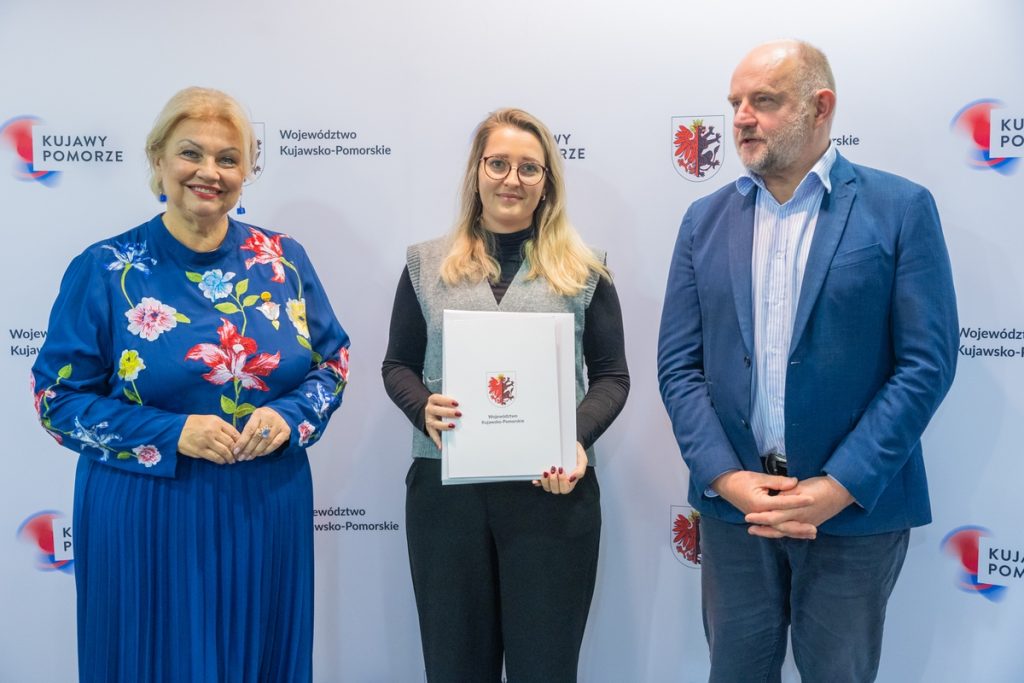 Wręczenie umów w ramach PS WPR. fot. Mikołaj Kuras dla UMWKP