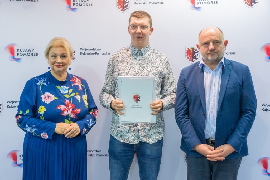 Wręczenie umów w ramach PS WPR. fot. Mikołaj Kuras dla UMWKP