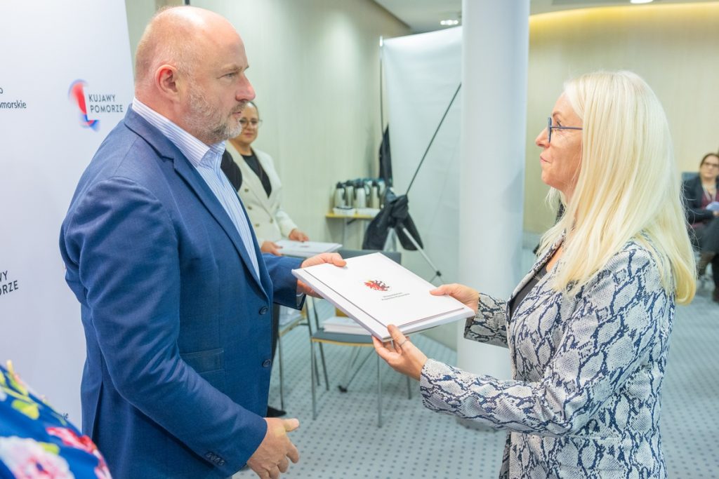 Wręczenie umów w ramach PS WPR. fot. Mikołaj Kuras dla UMWKP