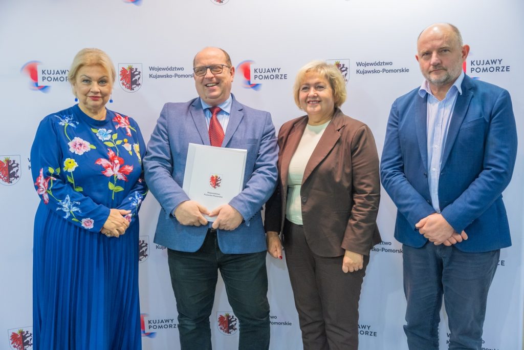 Wręczenie umów w ramach PS WPR. fot. Mikołaj Kuras dla UMWKP