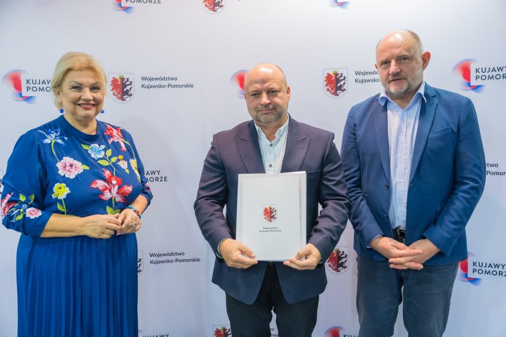 Wręczenie umów w ramach PS WPR. fot. Mikołaj Kuras dla UMWKP
