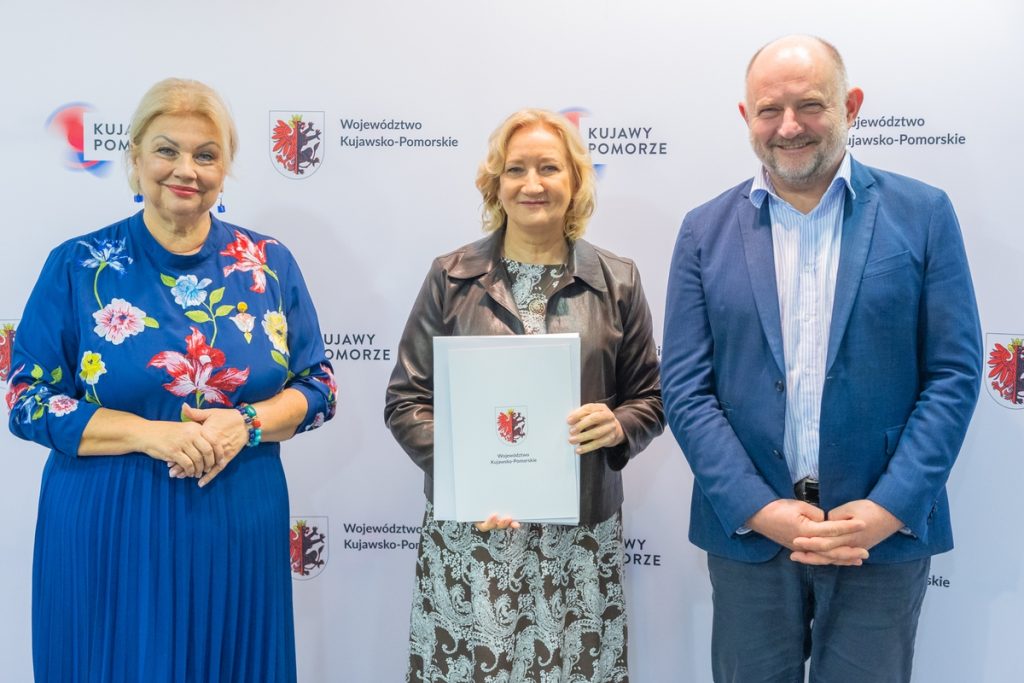 Wręczenie umów w ramach PS WPR. fot. Mikołaj Kuras dla UMWKP