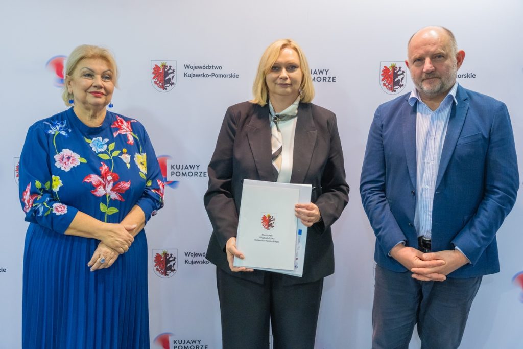 Wręczenie umów w ramach PS WPR. fot. Mikołaj Kuras dla UMWKP