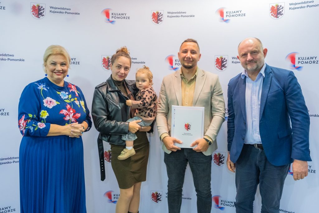 Wręczenie umów w ramach PS WPR. fot. Mikołaj Kuras dla UMWKP