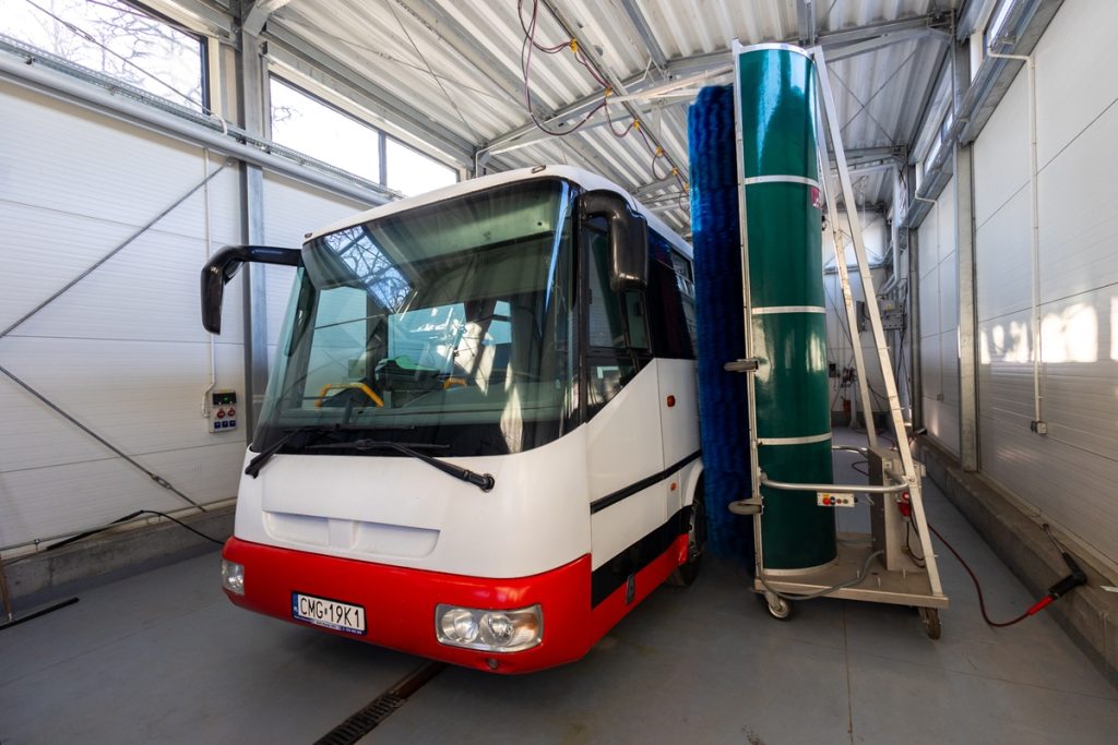 Myjnia autobusowa w bazie KPTS, fot. Mikołaj Kuras dla UMWKP