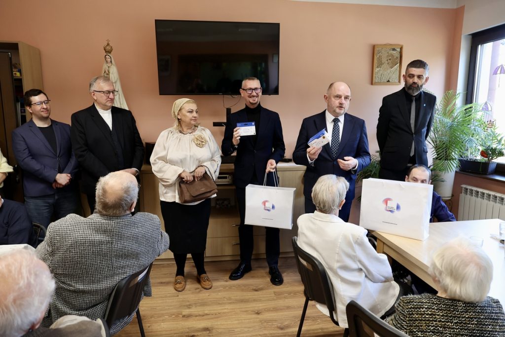Przekazanie czujek dla seniorów, fot. Andrzej Goiński/UMWKP