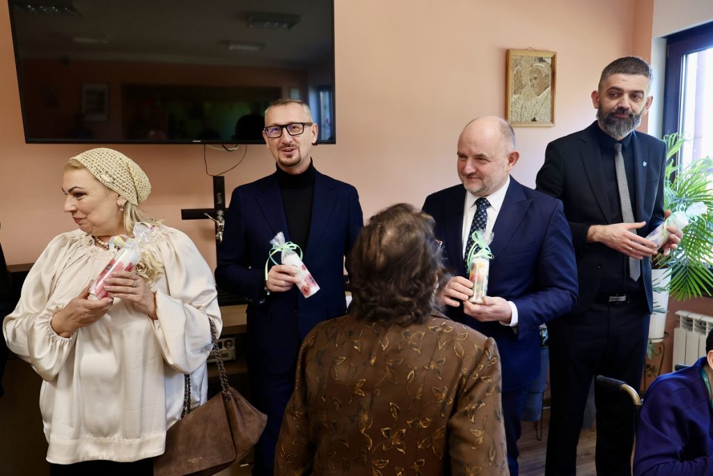 Przekazanie czujek dla seniorów, fot. Andrzej Goiński/UMWKP