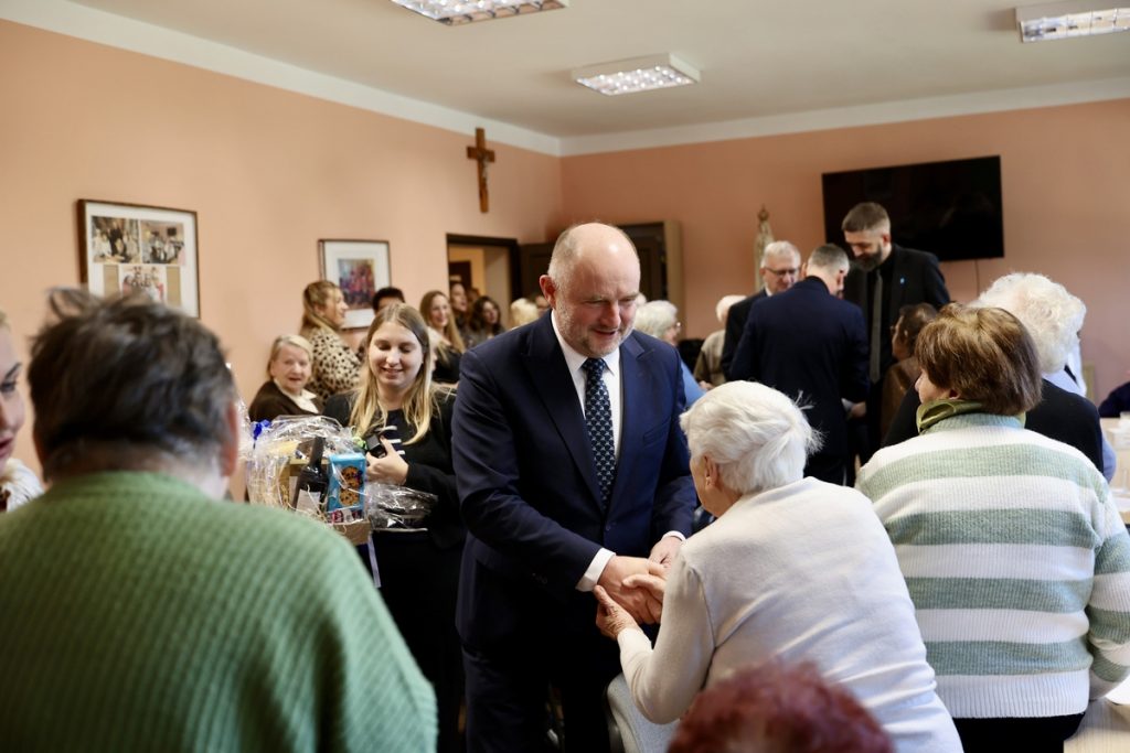 Przekazanie czujek dla seniorów, fot. Andrzej Goiński/UMWKP