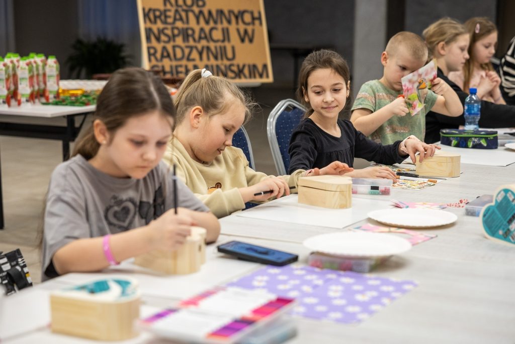 Zajęcia kreatywne dla dzieci w Radzyniu Chełmińskim (powiat grudziądzki). Fot. Szymon Zdziebło tarantoga.pl dla UMWKP
