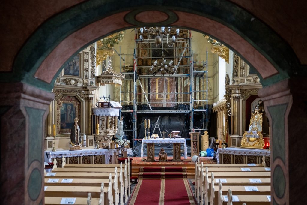 Prace konserwatorsko-restauratorskie przy ołtarzu głównym kościoła parafialnego pw. św. Mateusza w Ostrowie nad Gopłem (powiat inowrocławski), fot. Mikołaj Kuras dla UMWKP