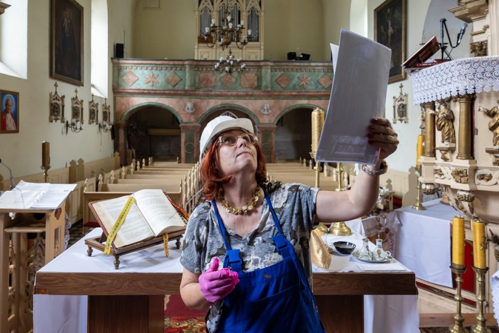 Prace konserwatorsko-restauratorskie przy ołtarzu głównym kościoła parafialnego pw. św. Mateusza w Ostrowie nad Gopłem (powiat inowrocławski), fot. Mikołaj Kuras dla UMWKP