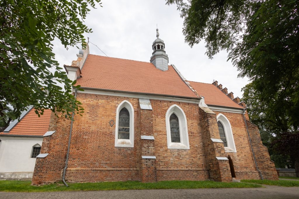 Prace konserwatorsko-restauratorskie przy ołtarzu głównym kościoła parafialnego pw. św. Mateusza w Ostrowie nad Gopłem (powiat inowrocławski), fot. Mikołaj Kuras dla UMWKP