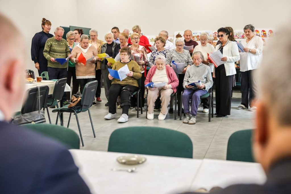 Przekazanie czujek dla seniorów, fot. Szymon Zdziebło/tarantoga.pl dla UMWKP
