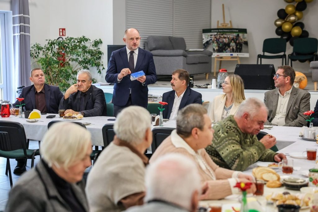 Przekazanie czujek dla seniorów, fot. Szymon Zdziebło/tarantoga.pl dla UMWKP