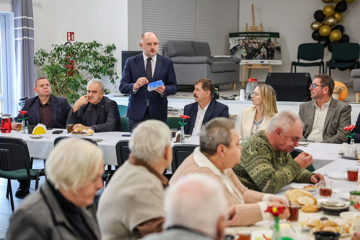Przekazanie czujek dla seniorów, fot. Szymon Zdziebło/tarantoga.pl dla UMWKP