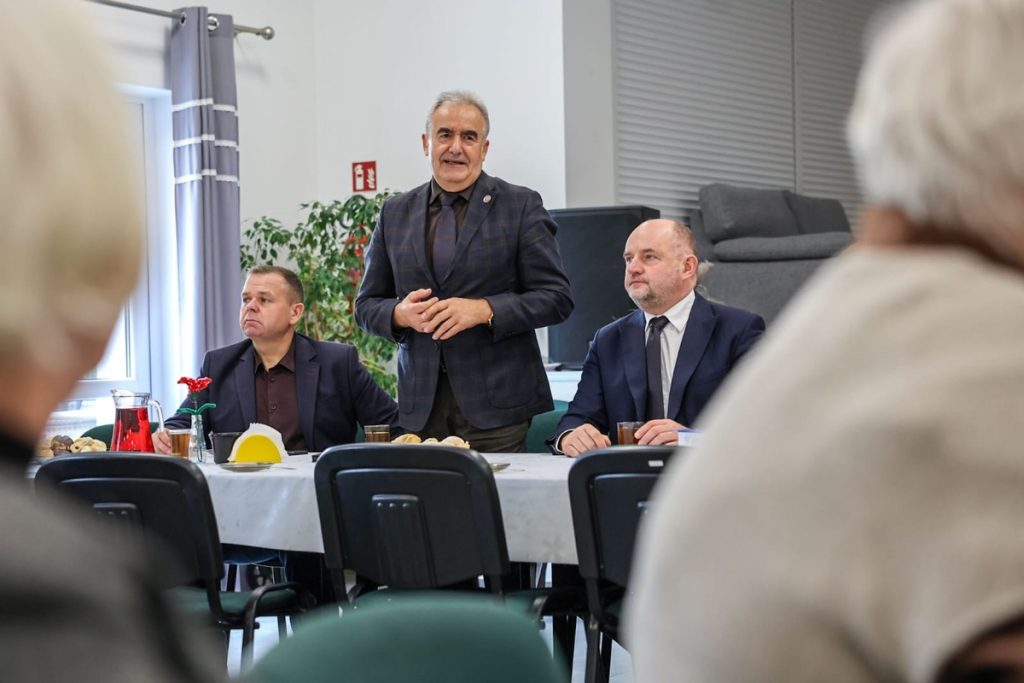 Przekazanie czujek dla seniorów, fot. Szymon Zdziebło/tarantoga.pl dla UMWKP