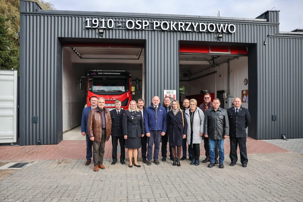 Wizyta marszałka Piotra Całbeckiego w OSP w Pokrzydowie, fot. Szymon Zdziebło/tarantoga.pl dla UMWKP
