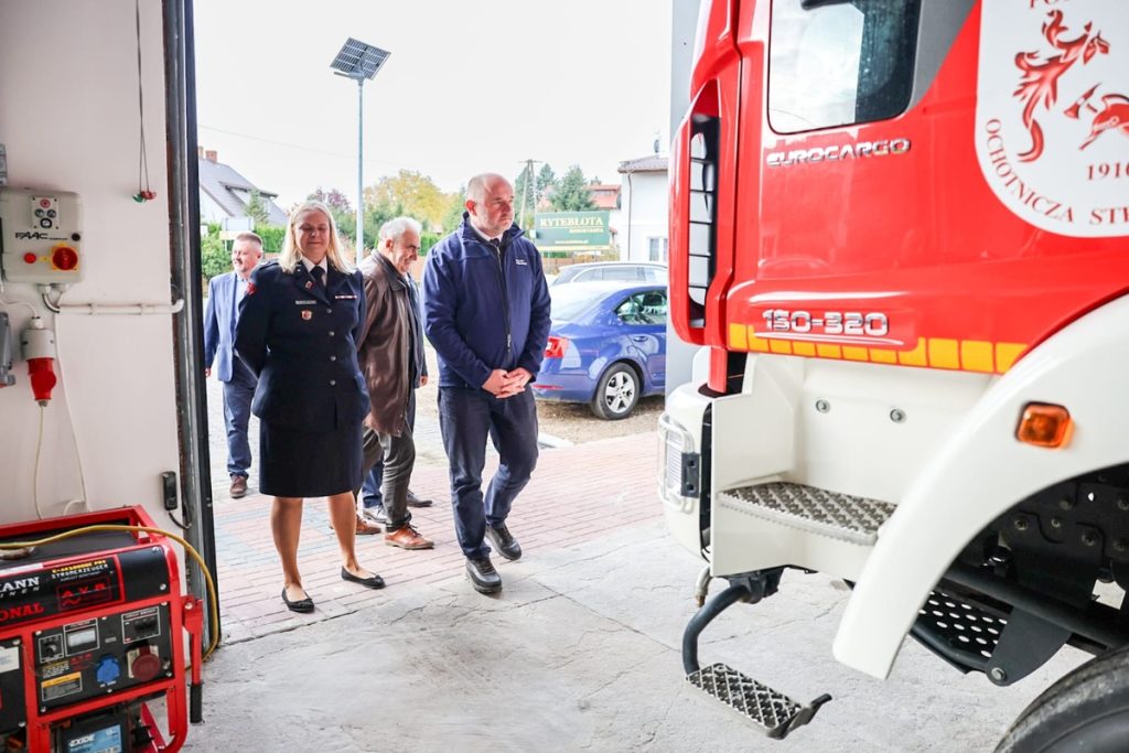 Wizyta marszałka Piotra Całbeckiego w OSP w Pokrzydowie, fot. Szymon Zdziebło/tarantoga.pl dla UMWKP