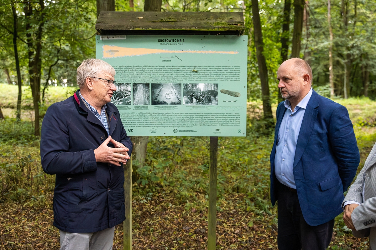 Marszałek Piotr Całbecki w Parku Kulturowym Wietrzychowice, fot. Szymon Zdziebło/tarantoga.pl dla UMWKP