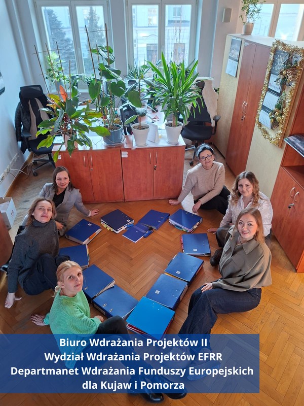 Pracowniczki Biura Wdrażania Projektów II Wydziału Wdrażania Projektów EFRR Departamentu Wdrażania Funduszy Europejskich dla Kujaw i Pomorza, zdjęcie na konkurs „Odczarujmy Blue Monday” 2026