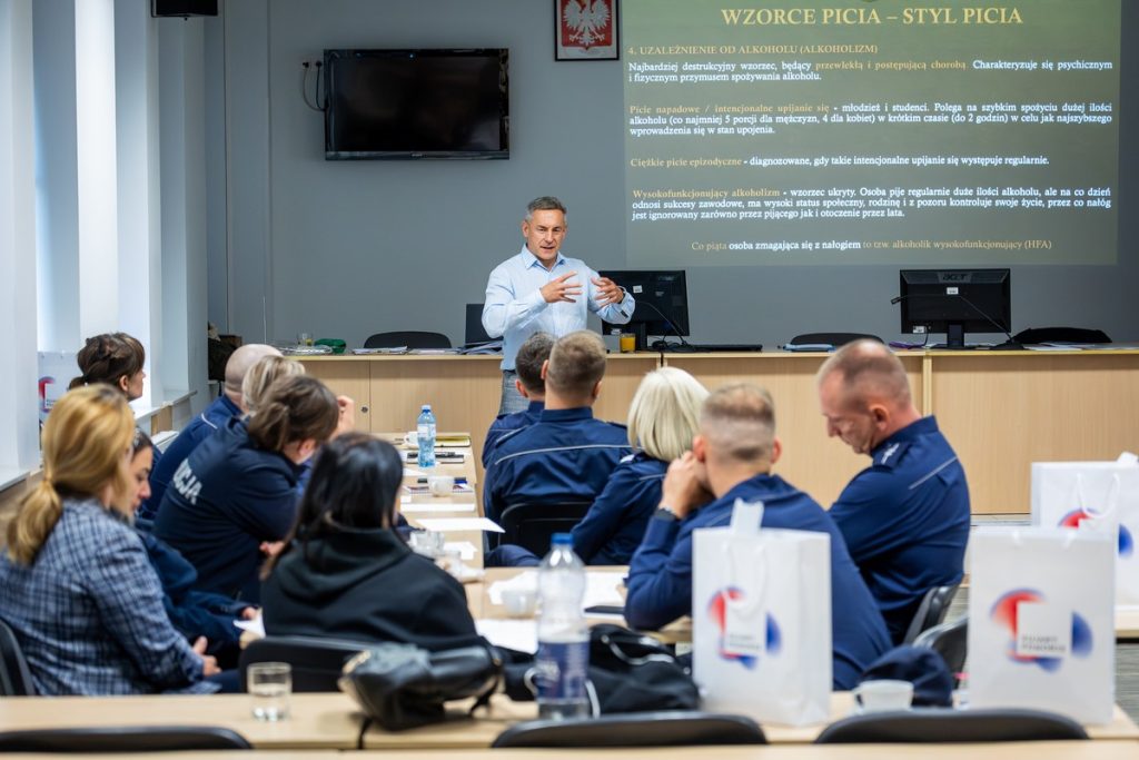Prowadzący szkolenie oraz uczestnicy szkolenia „Policjant wobec osoby uzależnionej od alkoholu – pomiędzy kontrolą a wsparciem”, które odbyło się 1 października 2026 r. w Komendzie Wojewódzkiej Policji w Bydgoszczy. Fot. Tomasz Czachorowski