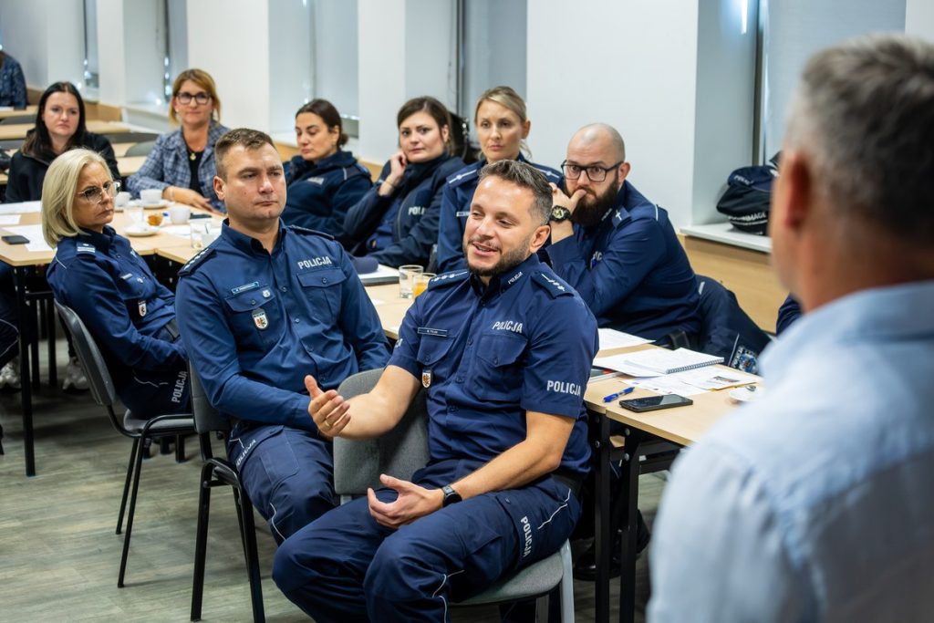 Uczestnicy szkolenia „Policjant wobec osoby uzależnionej od alkoholu – pomiędzy kontrolą a wsparciem”, które odbyło się 1 października 2026 r. w Komendzie Wojewódzkiej Policji w Bydgoszczy. Fot. Tomasz Czachorowski