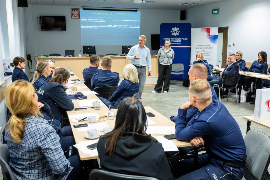 Prowadzący szkolenie oraz uczestnicy szkolenia „Policjant wobec osoby uzależnionej od alkoholu – pomiędzy kontrolą a wsparciem”, które odbyło się 1 października 2026 r. w Komendzie Wojewódzkiej Policji w Bydgoszczy. Fot. Tomasz Czachorowski