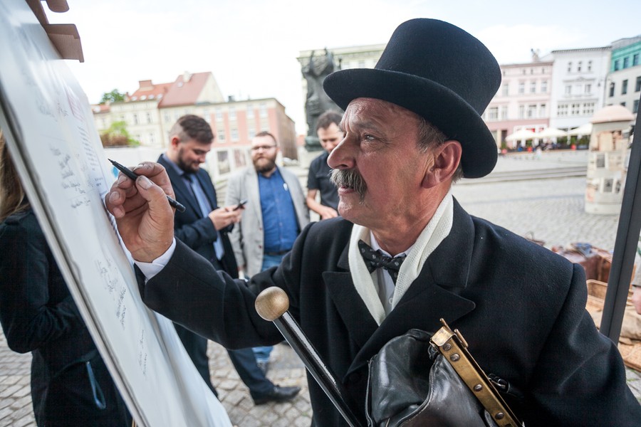 Akcja zbierania podpisów pod deklaracją dla Niepodległej w Bydgoszczy, fot. Filip Kowalkowski