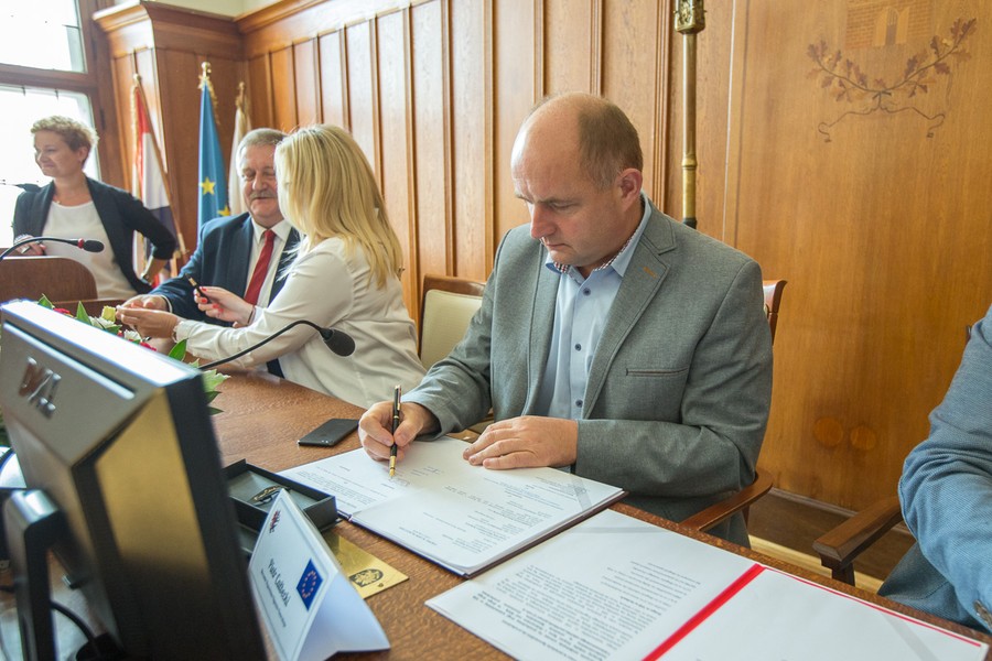 Podpisanie umowy na remont drogi wojewódzkiej nr 558, fot. Szymon Ździebło / www.tarantoga.pl
