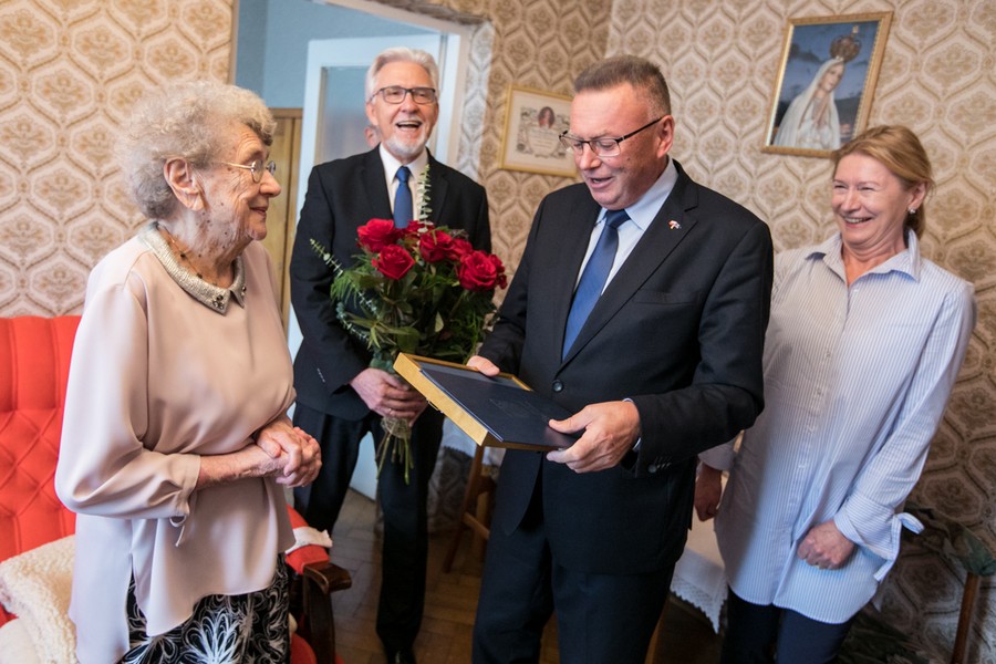 Marszałek Zbigniew Ostrowski wręczył medal Helenie Sobieckiej fot. Andrzej Goiński 