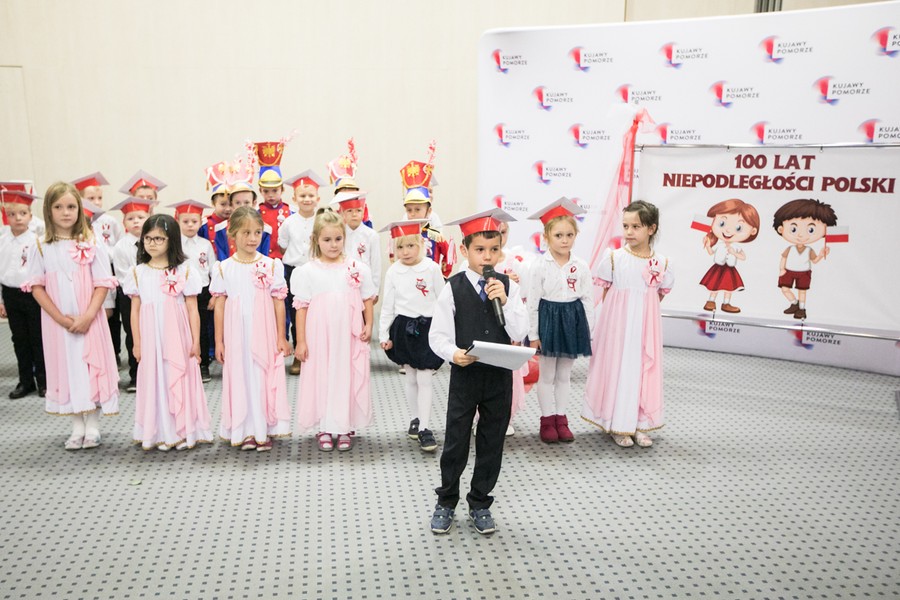 Dzieci z przedszkola „Mały Światek” zaprezentowały 8 listopada w Urzędzie Marszałkowskim spektakl z okazji setnej rocznicy odzyskania niepodległości, fot. Andrzej Goiński