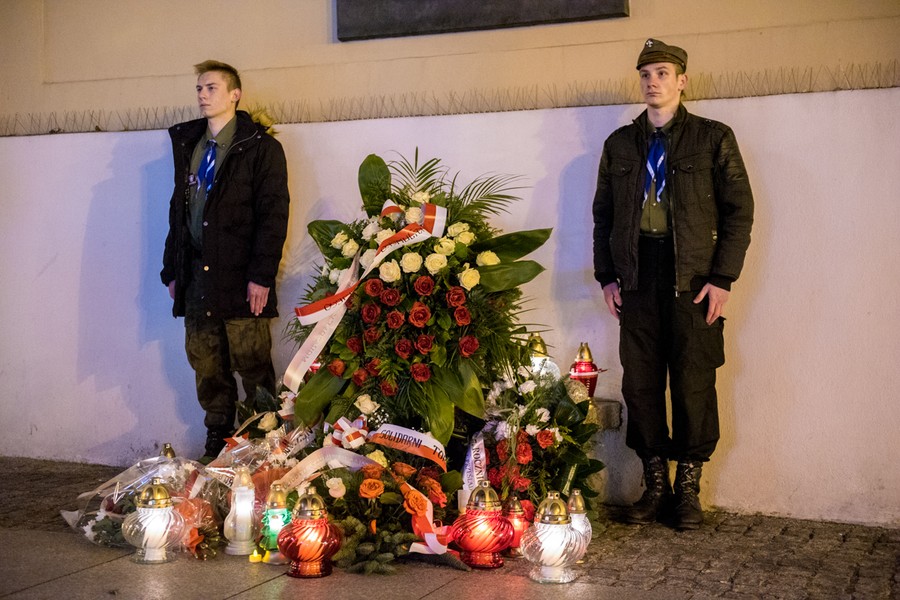 Uroczystość złożenia kwiatów pod tablicą na kościele akademickim w Toruniu odbyła się w nocy ze środy na czwartek (12/13 grudnia), fot. Łukasz Piecyk