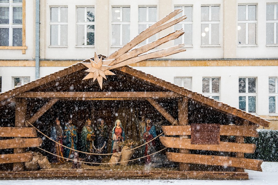 Świąteczna dekoracja przed Urzędem Marszałkowskim w Toruniu, fot. Łukasz Piecyk