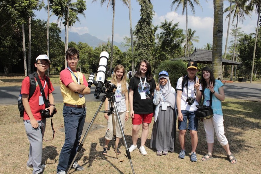 Uczestnicy 9 Międzynarodowej Olimpiady Astronomii i Astrofizyki w Indonezji, fot. Z .Kaczmarek